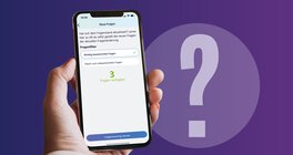 Freigestellte Hand mit Iphone vor buntem Hintergrund mit Fragezeichen