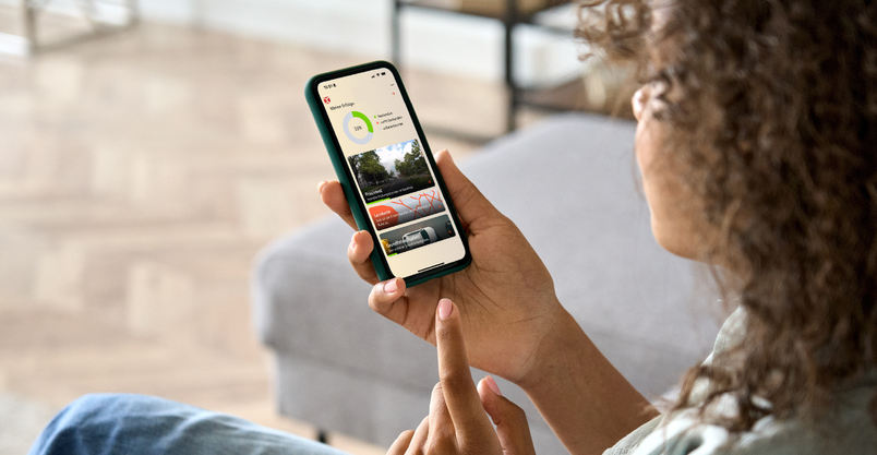 Junge Frau hält Smartphone in der Hand 