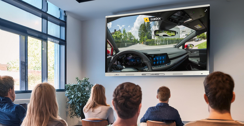 KI generiertes Bild von Fahrschüler*innen sitzen im Theorieunterricht vor riesigem Smartboard