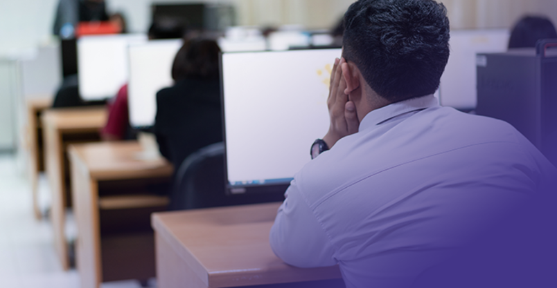 Fahrschüler bei der Theorieprüfung am Computer