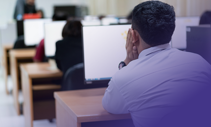 Fahrschüler bei der Theorieprüfung am Computer