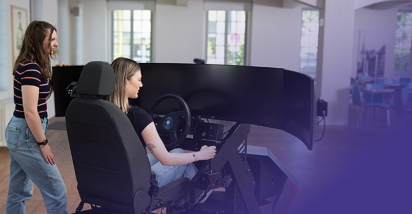 Fahrschülerinnen am Simulator