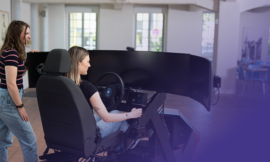Fahrschülerinnen am Simulator