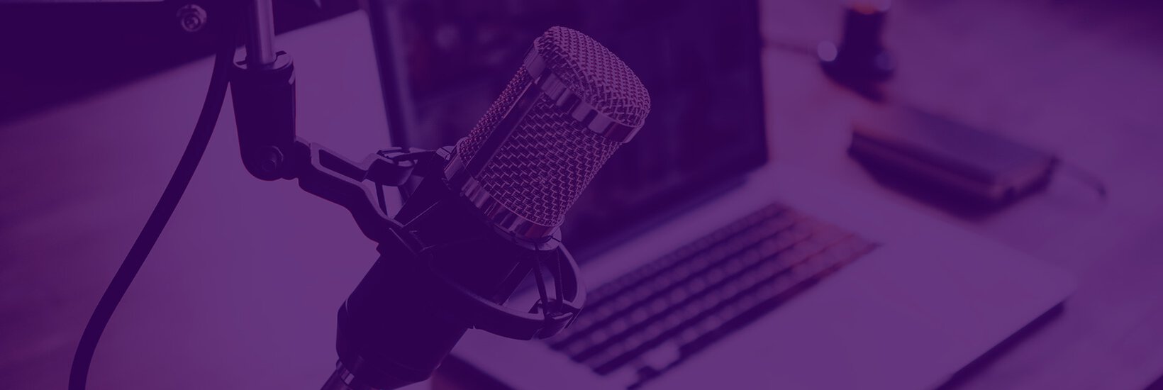 Podcast-Mikrofon vor Laptop