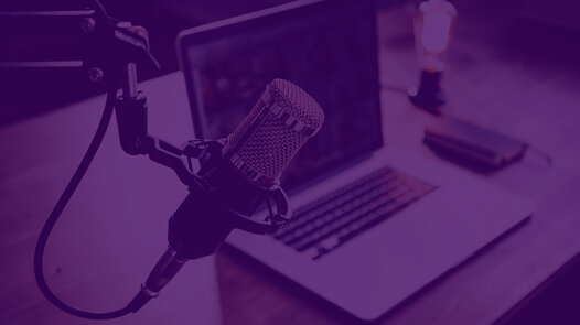 Podcast-Mikrofon vor Laptop