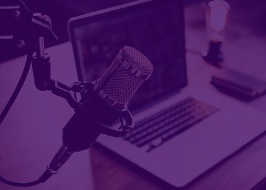 Podcast-Mikrofon vor Laptop