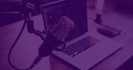 Podcast-Mikrofon vor Laptop
