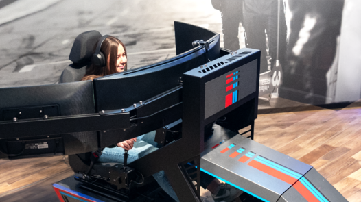 Fahrschülerin sitzt am Simulator Premium und übt