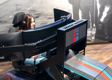 Fahrschülerin sitzt am Simulator Premium und übt