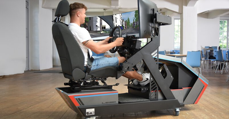 Simulator Premium in Schulungsraum mit jungem Mann der gerade Übungen absolviert
